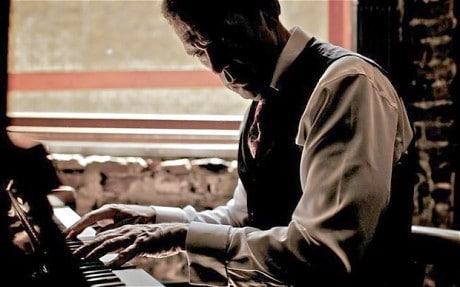 Does Hugh Laurie play the Piano